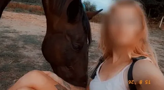 Emina, 33