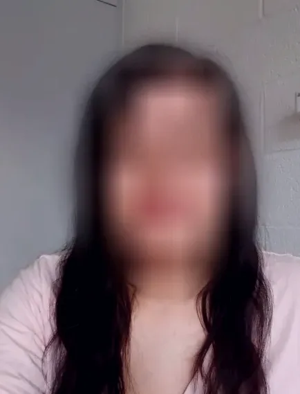 Mia, 33