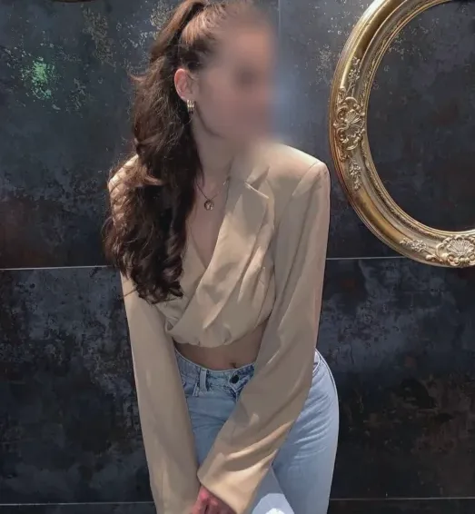 Michaela, 28